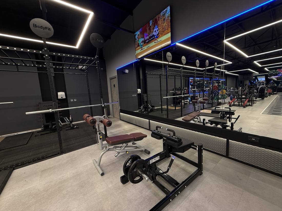Power racks, benches and a mirror wall